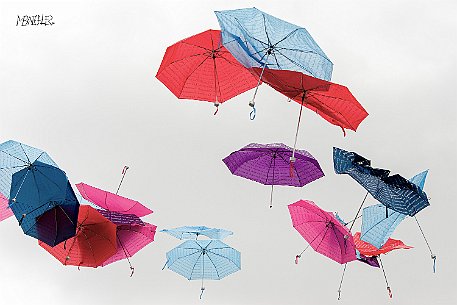 Licht & Schatten | Fliegende Regenschirme